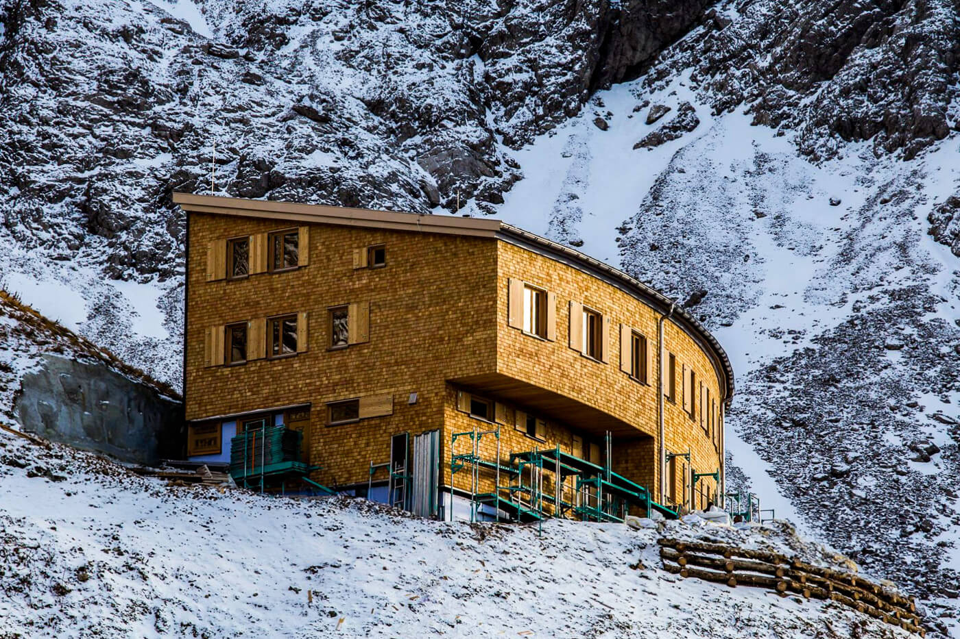 Hausfassade mit Holzschindeln aus Laerche gespalten