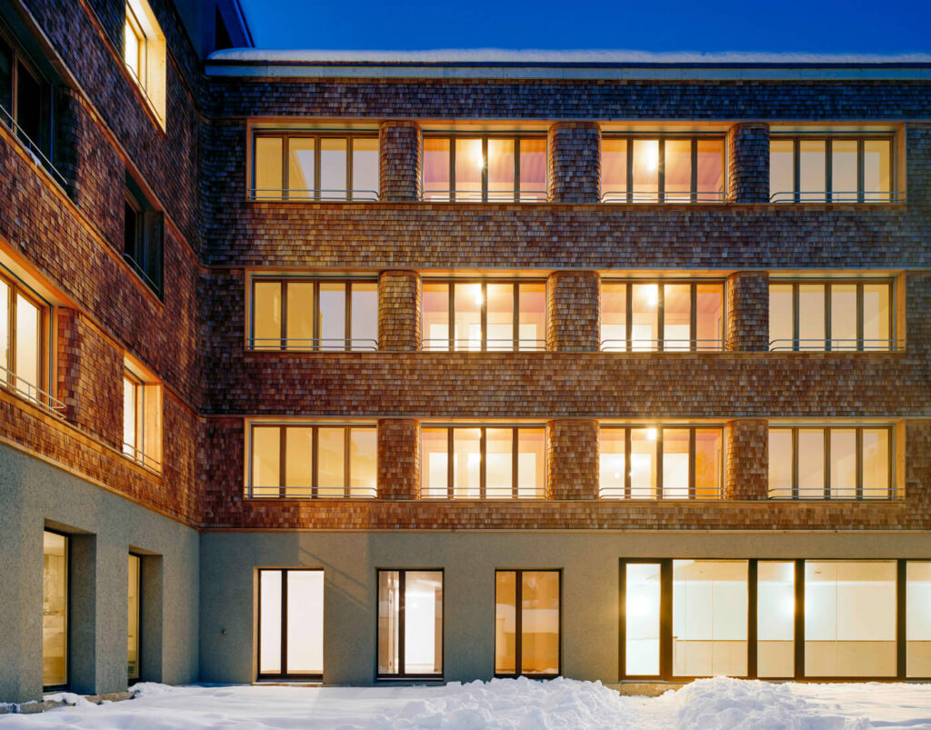 Hausfassade mit Holzschindeln aus Laerche gespalten