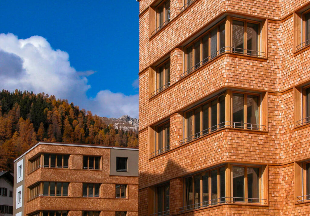 Hausfassade mit Holzschindeln aus Laerche gespalten