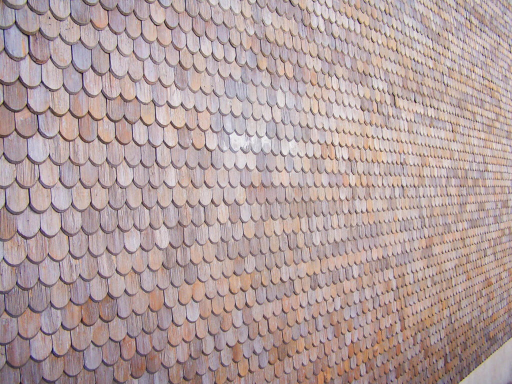 Hausfassade mit Holzschindeln aus Laerche gespalten