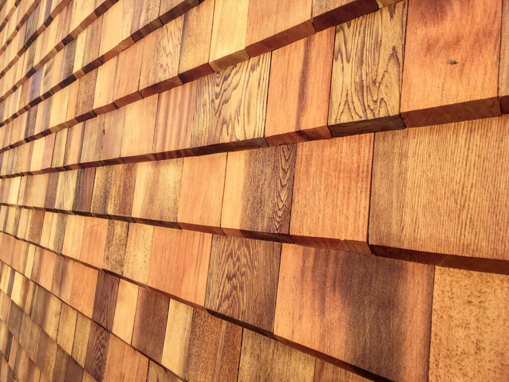 Hausfassade mit Holzschindeln aus Rot Zeder gesgaegt