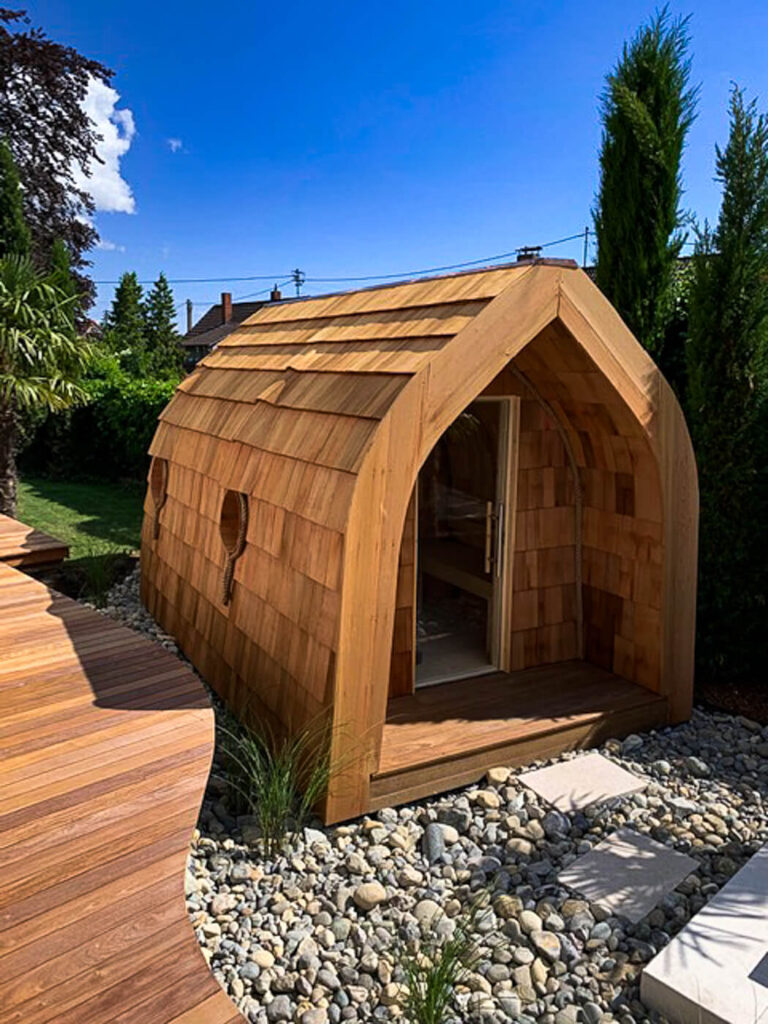 Fassade einer Sauna mit Holzschindeln aus Rot Zeder gesgaegt
