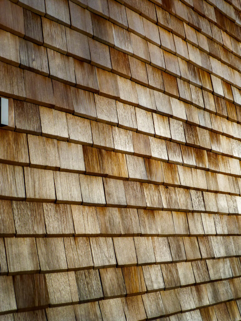 Hausfassade mit Holzschindeln aus Rot Zeder gespalten