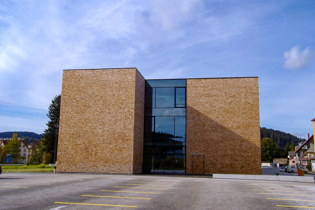 Hausfassade mit Holzschindeln aus Rot Zeder gespalten