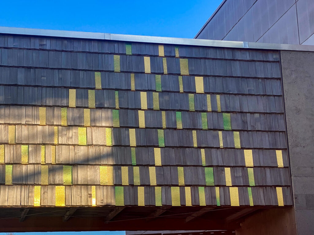Hausfassade mit Holzschindeln aus Rot Zeder gespalten