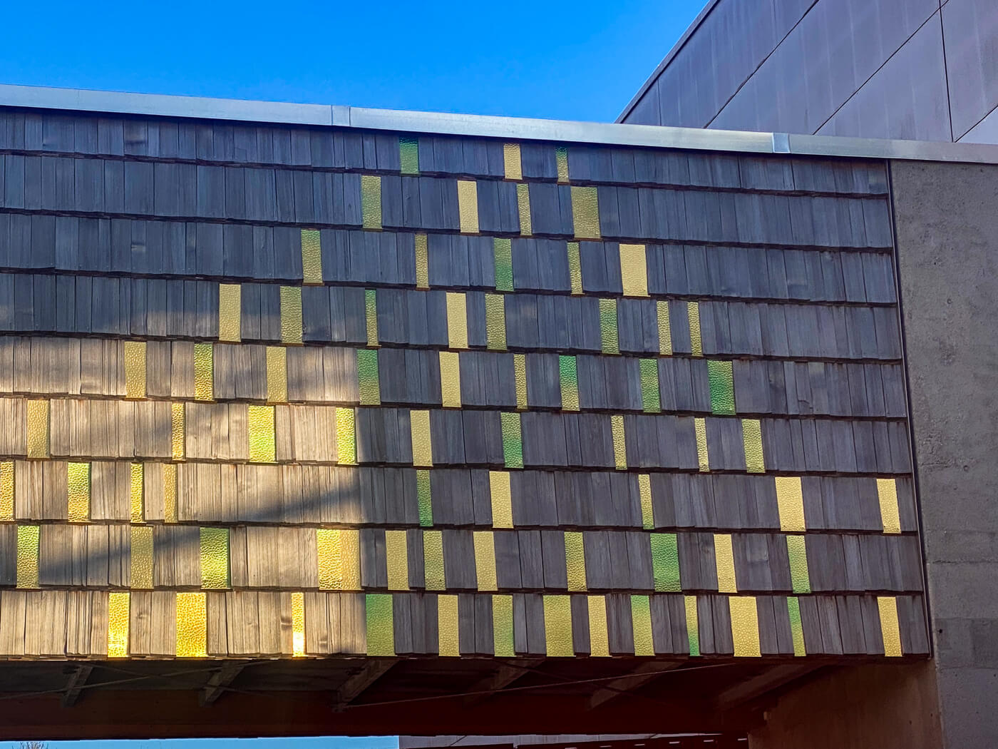 Hausfassade mit Holzschindeln aus Rot Zeder gespalten