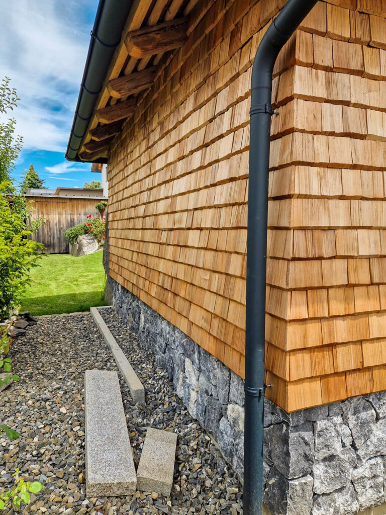 Hausfassade mit Holzschindeln aus Rot Zeder gespalten