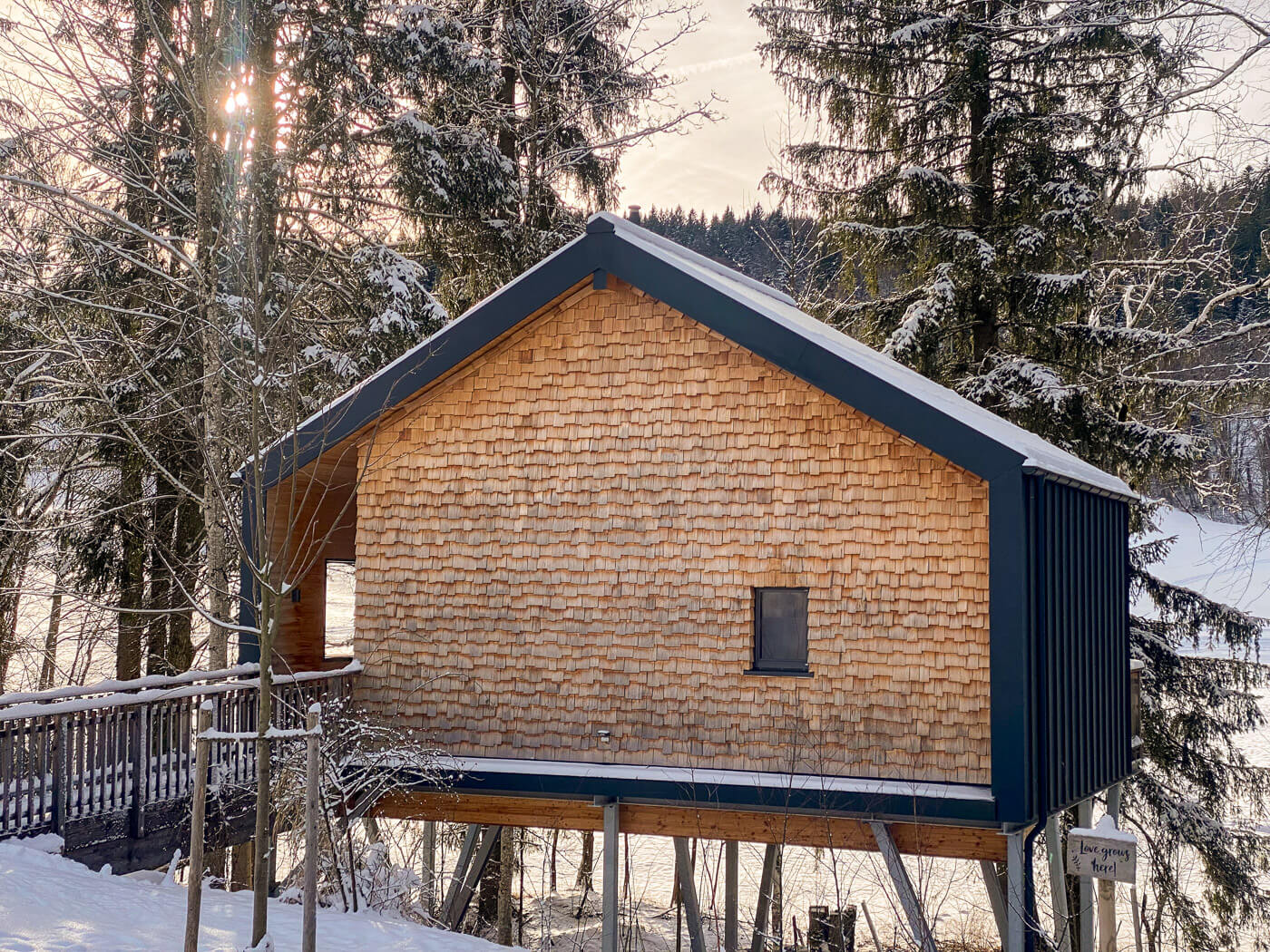 Fassade mit Holzschindeln aus Rot Zeder gespalten