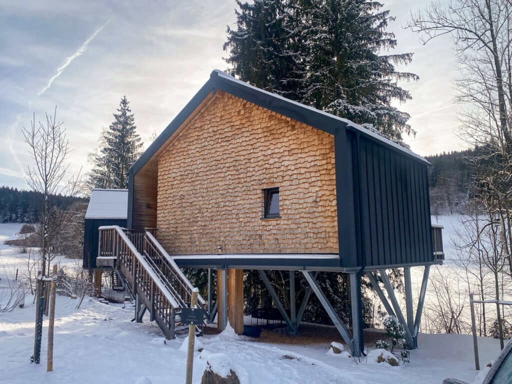 Fassade mit Holzschindeln aus Rot Zeder gespalten