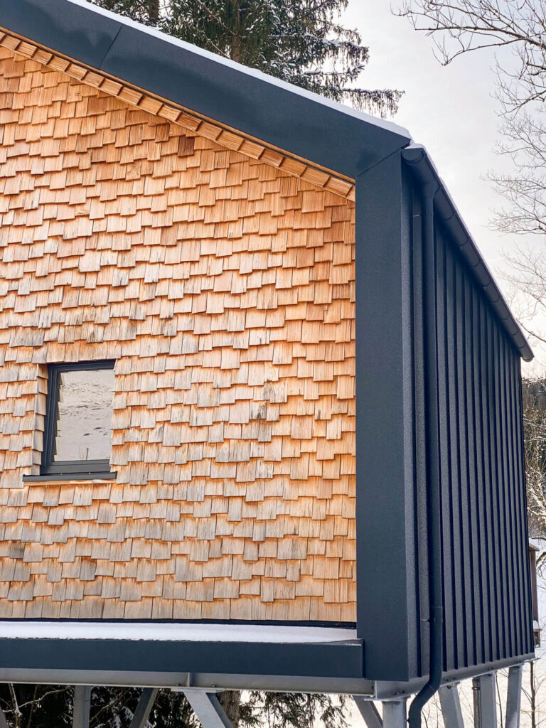 Fassade mit Holzschindeln aus Rot Zeder gespalten
