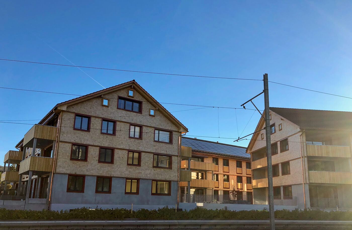 Hausfassade mit Holzschindeln aus Weiß Zeder gesaegt