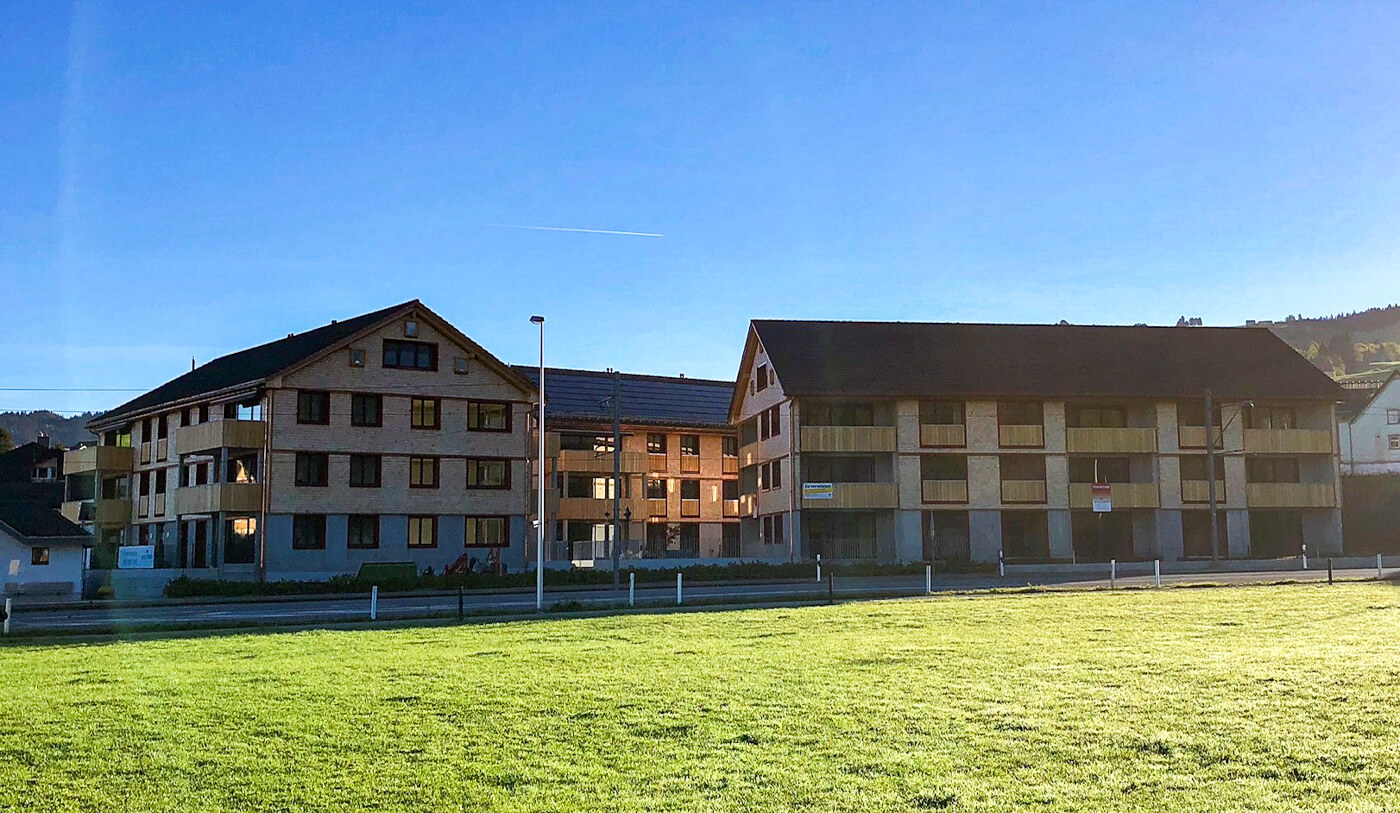 Hausfassade mit Holzschindeln aus Weiß Zeder gesaegt