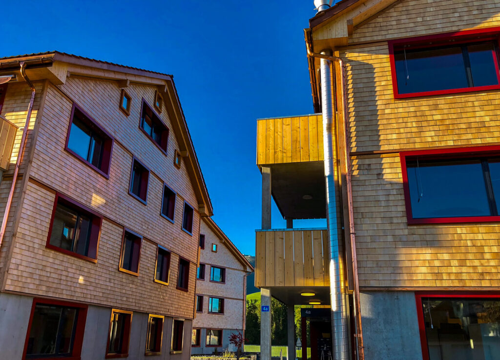 Hausfassade mit Holzschindeln aus Weiß Zeder gesaegt