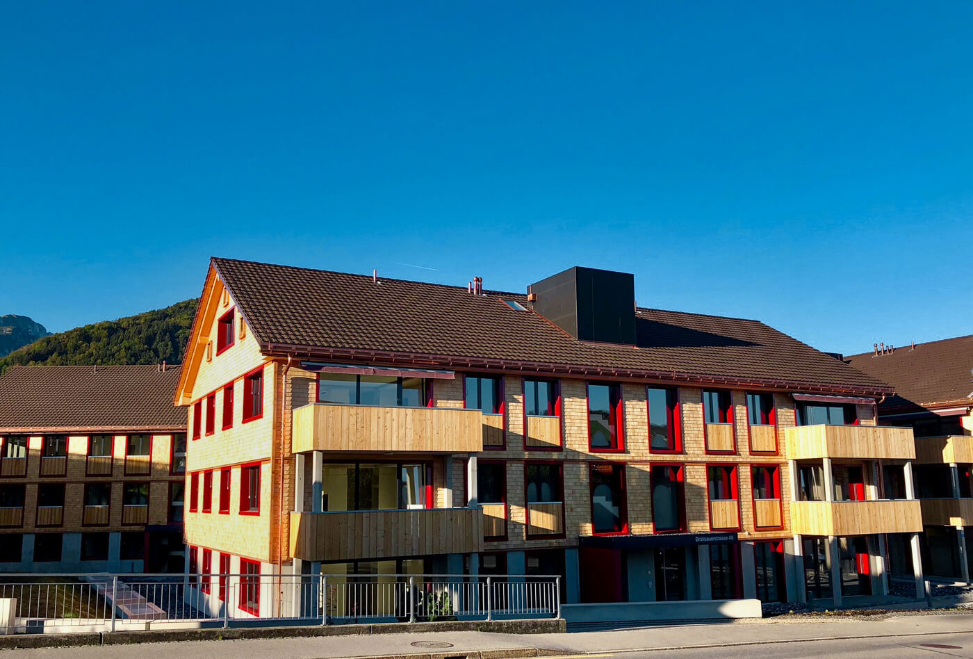 Hausfassade mit Holzschindeln aus Weiß Zeder gesaegt