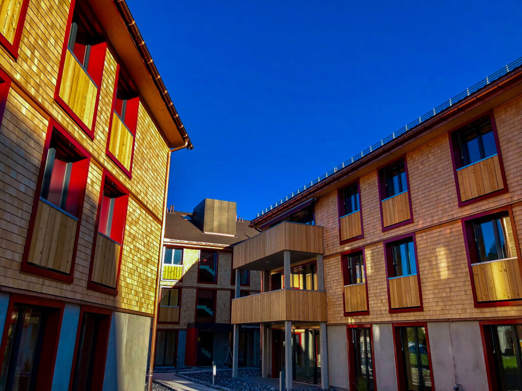 Hausfassade mit Holzschindeln aus Weiß Zeder gesaegt