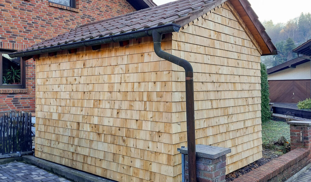 Gartenhausfassade mit Holzschindeln aus Weiß Zeder gesaegt