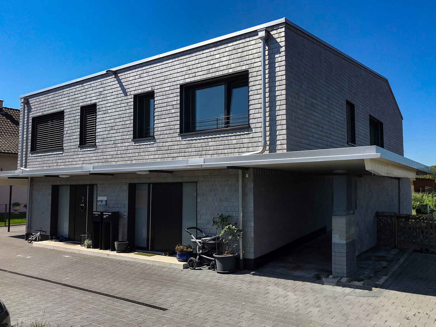 Hausfassade Wand Weiß Zeder gesaegt