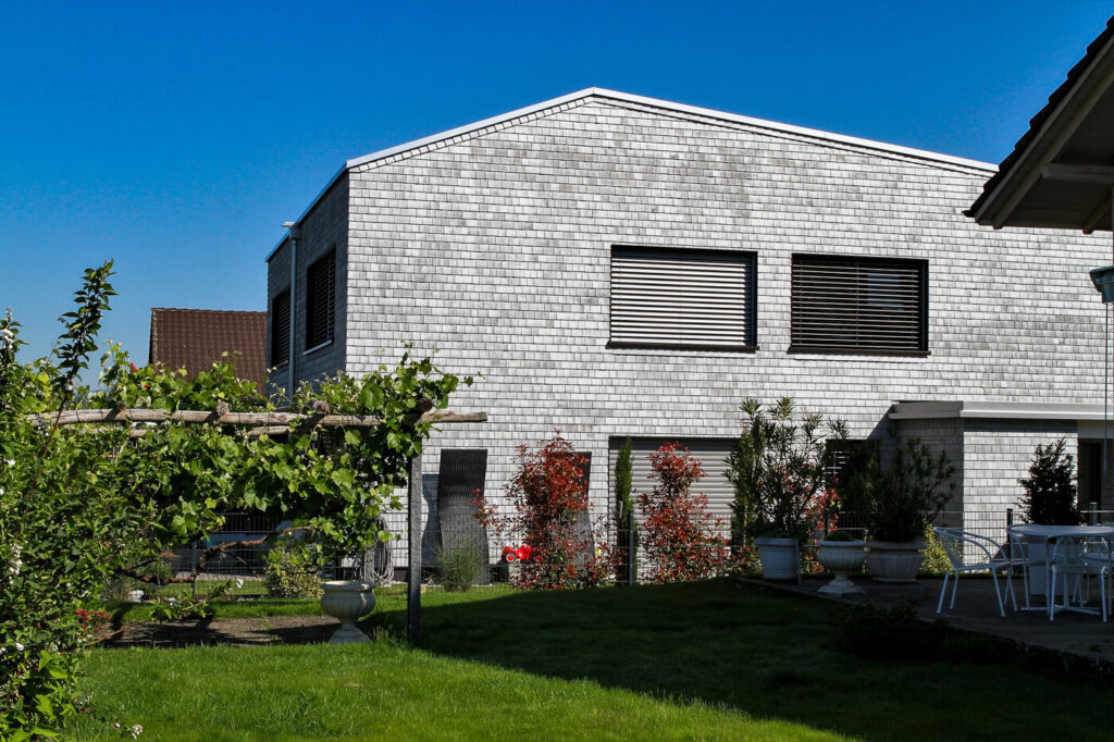 Hausfassade Wand Weiß Zeder gesaegt
