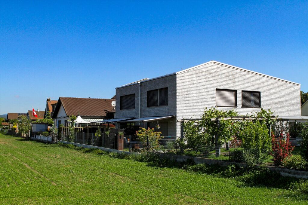 Hausfassade Wand Weiß Zeder gesaegt