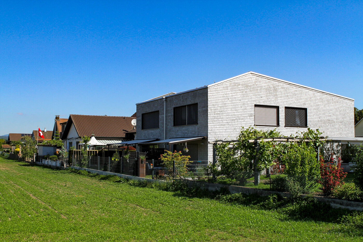 Hausfassade Wand Weiß Zeder gesaegt