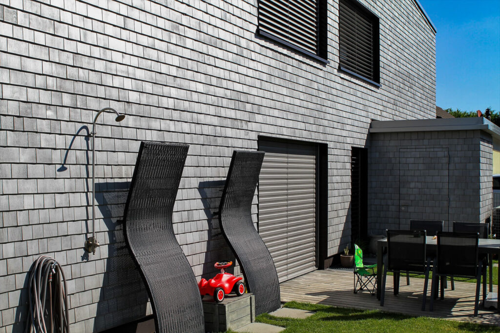 Hausfassade Wand Weiß Zeder gesaegt