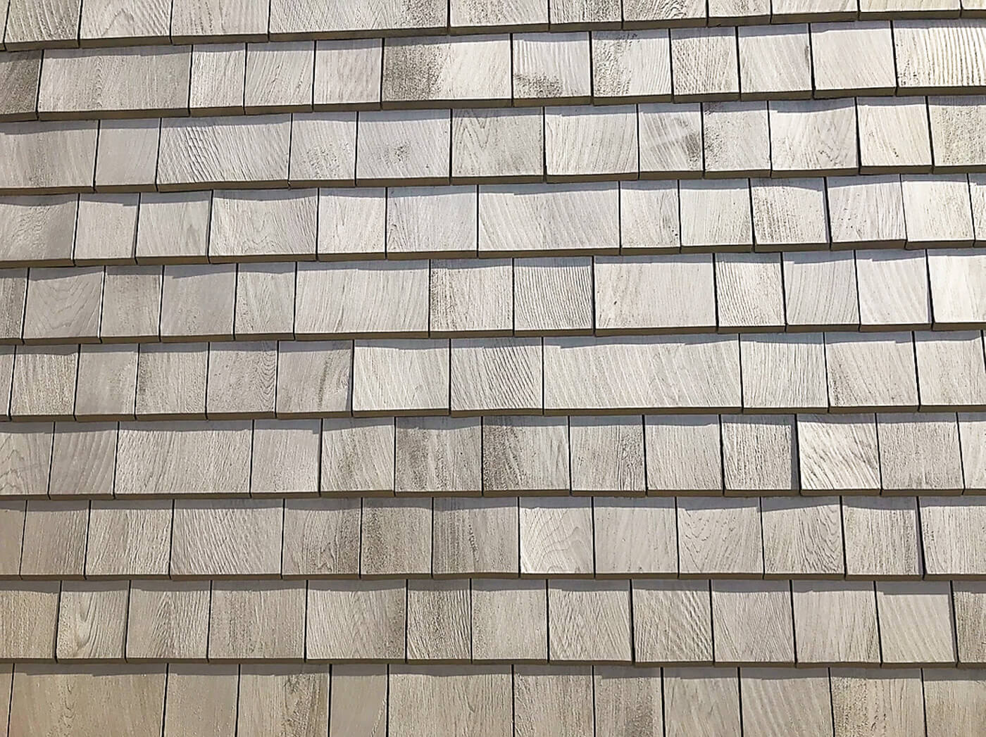 Hausfassade Wand Weiß Zeder gesaegt