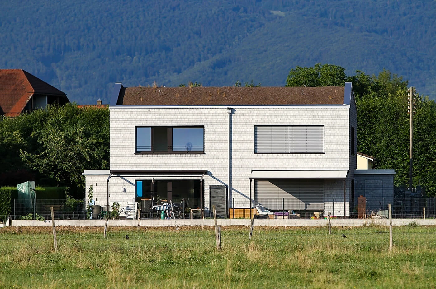 Hausfassade Wand Weiß Zeder gesaegt