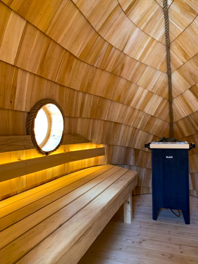 Wand Weiß Zeder gesaegt in einer Sauna