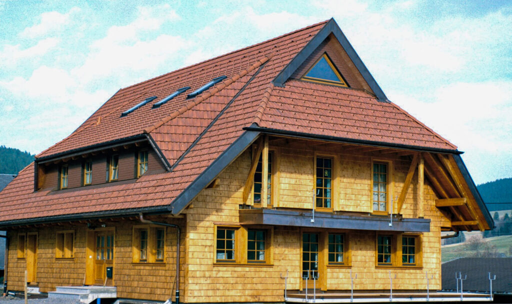 Hausfassade Wand Weiß Zeder gesaegt