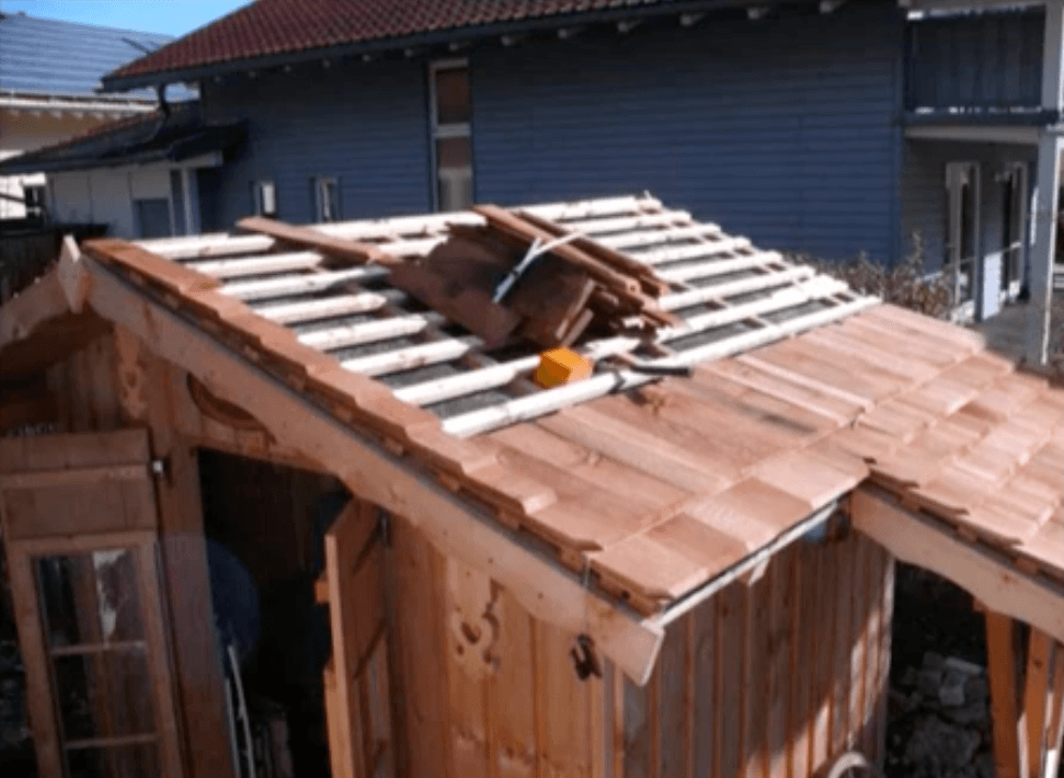 Schindeln verlegen Gartenhausdach